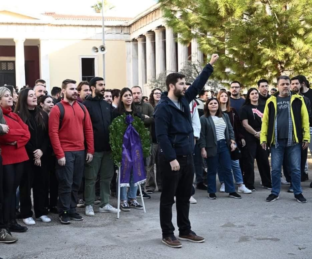 Νεολαία ΣΥΡΙΖΑ: Κατέθεσε στεφάνι στο Πολυτεχνείο χωρίς τον Κασσελάκη