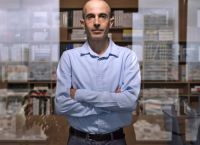 Χαράρι: Η τεχνητή νοημοσύνη μπορεί να προκαλέσει παγκόσμια οικονομική καταστροφή