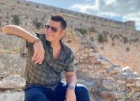 Χρίστος Αντωνιάδης: «Δίνουμε ραντεβού με την γυναίκα μου αλλά δεν έρχεται» [vid]