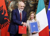 Η Ιταλία στέλνει μετανάστες στην Αλβανία