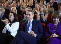 Πολιτικοί συμβολισμοί στις εκδηλώσεις για Σημίτη – Γιαννάκου