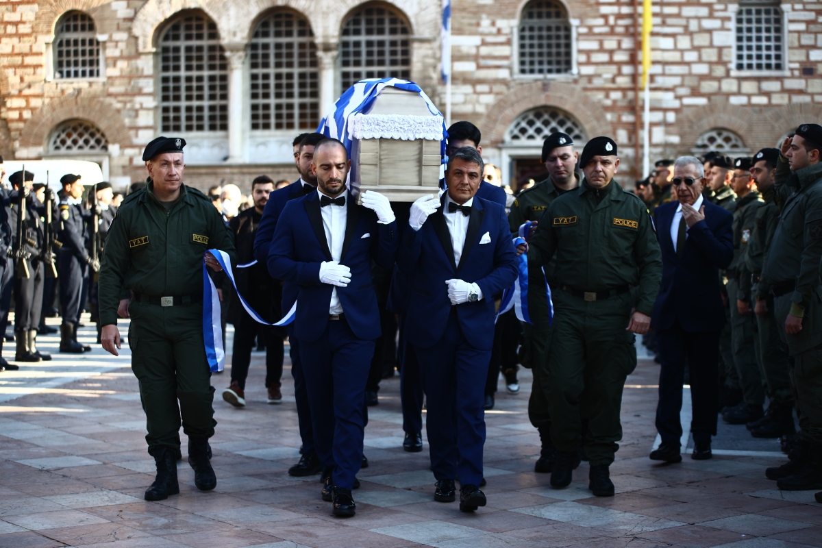Οδυρμός στην κηδεία του 31χρονου αστυνομικού