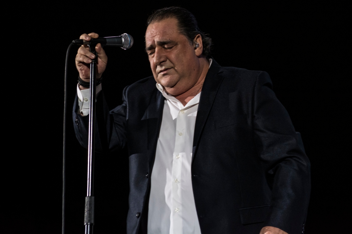 Βασίλης Καρράς: Σε λαϊκό προσκύνημα η σορός του κορυφαίου τραγουδιστή