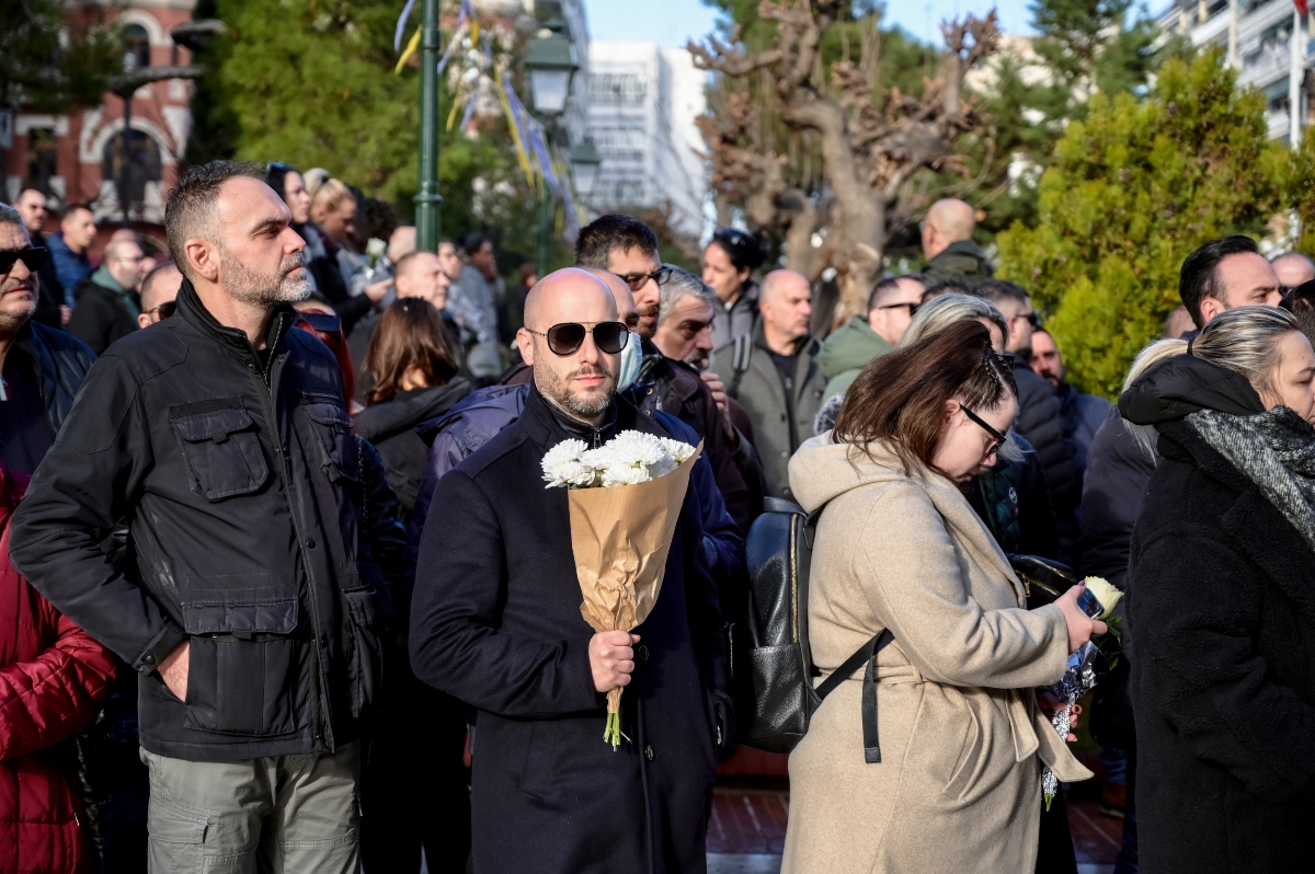 Βασίλης Καρράς: Παρατείνεται το λαϊκό προσκύνημα για τον σπουδαίο ερμηνευτή