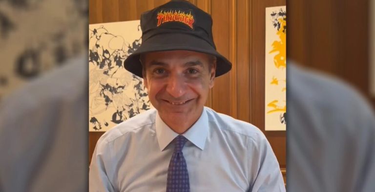 Mitsotakis on TikTok wearing a… skating hat to promote the Youth Pass