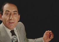 «Αν τον ακουμπούσες, σε σκότωνε»: Η ιεροτελεστία του Στράτου Διονυσίου πριν βγει στην πίστα να ερμηνεύσει