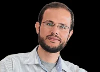 Νεκρός ο Παλαιστίνιος ποιητής Ρεφαάτ Αλαρίρ σε ισραηλινούς βομβαρδισμούς στη Λωρίδα της Γάζας