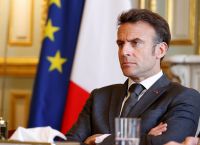 Διάγγελμα Μακρόν μετά το «φιλί του θανάτου» από την Λεπέν – Σε κρίση η Γαλλία