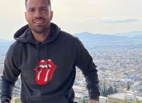 Κωνσταντίνος Αργυρός: Τραγούδησε την «Αθήνα μου» με φόντο τα Γλυπτά του Παρθενώνα