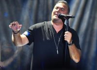 Αντώνης Ρέμος: «Πιστεύω θα τραγουδάω στις πίστες περισσότερα χρόνια από την Άννα Βίσση»