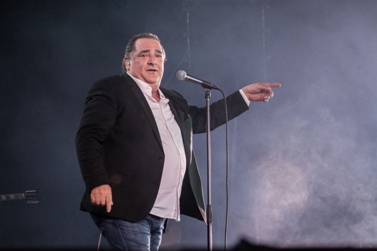 Πανελλήνια συγκίνηση για την απώλεια του Βασίλη Καρρά – Η τεράστια καριέρα του κορυφαίου ερμηνευτή
