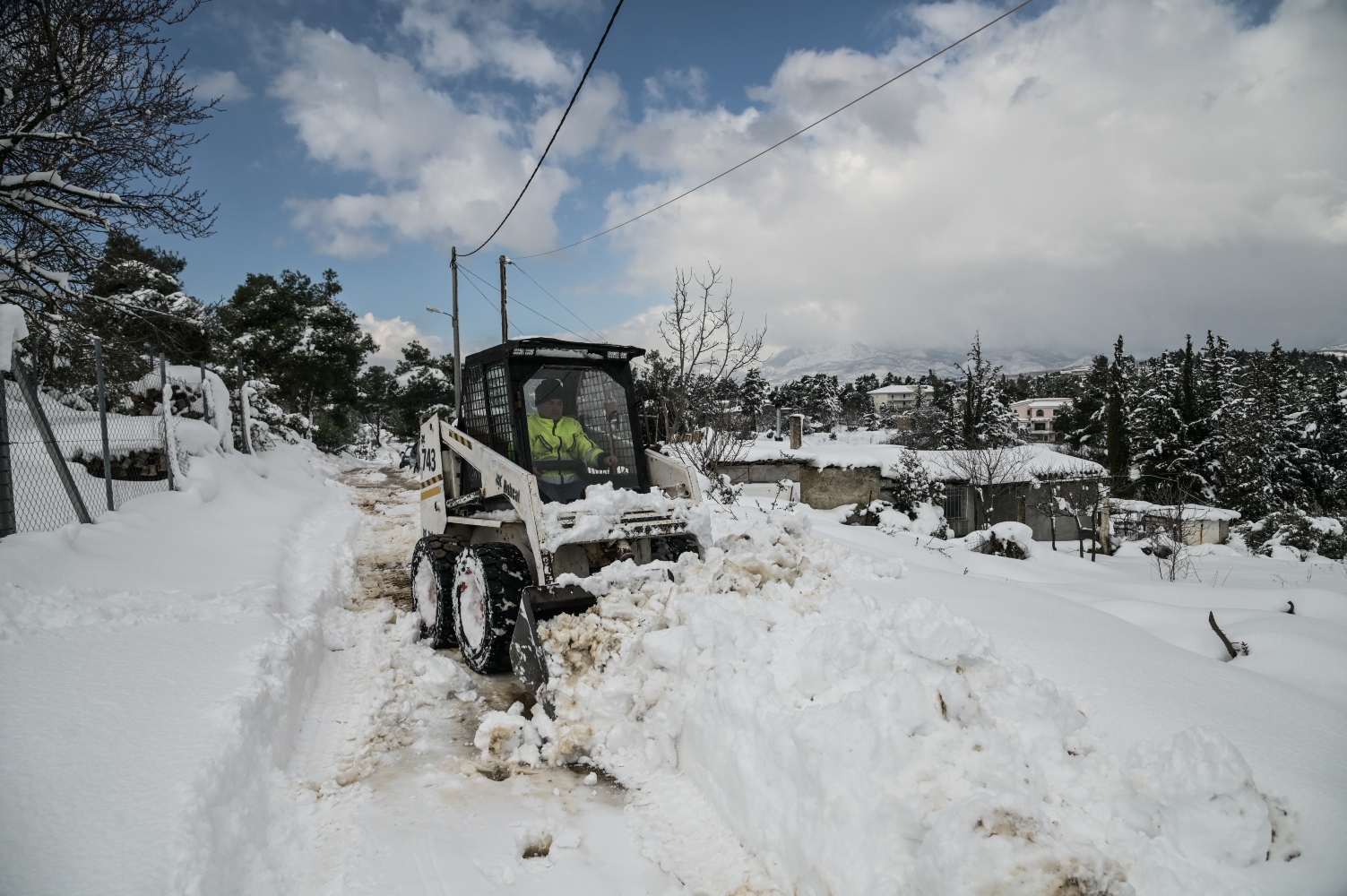 Σε κατάσταση ετοιμότητας οι εταιρείες μηχανημάτων έργου, για ενδεχόμενο χιονιά