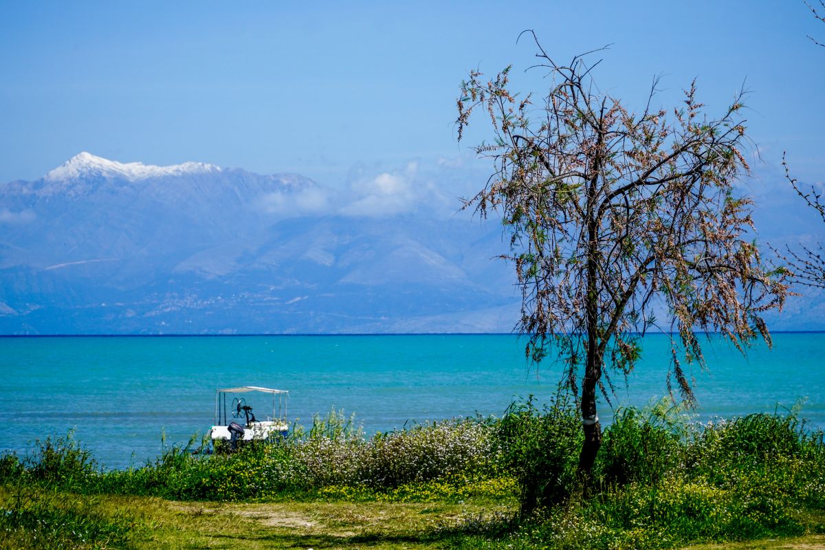 Καιρός: Αίθριος έως αύριο, τοπικές βροχές πριν από την αλλαγή του χρόνου