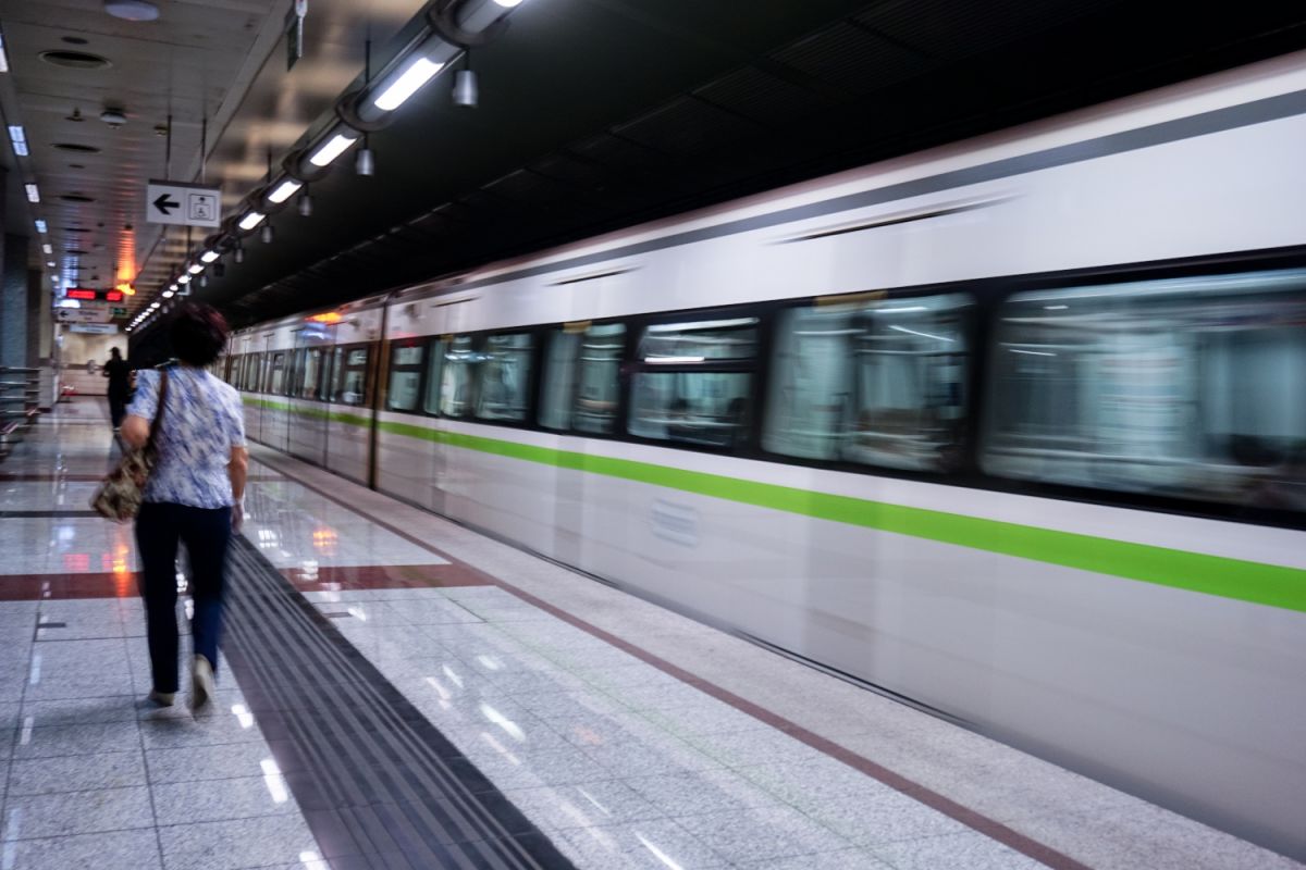 Μετρό: Κουκουλοφόροι πέταξαν καπνογόνα και απείλησαν τους επιβάτες [vid]