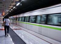 Μετρό: Κουκουλοφόροι πέταξαν καπνογόνα και απείλησαν τους επιβάτες [vid]