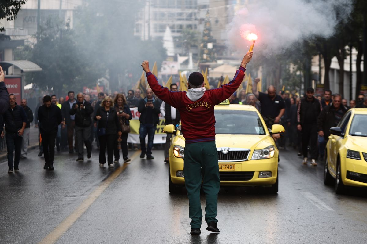 Σε απεργία για 4 ημέρες οι οδηγοί ταξί