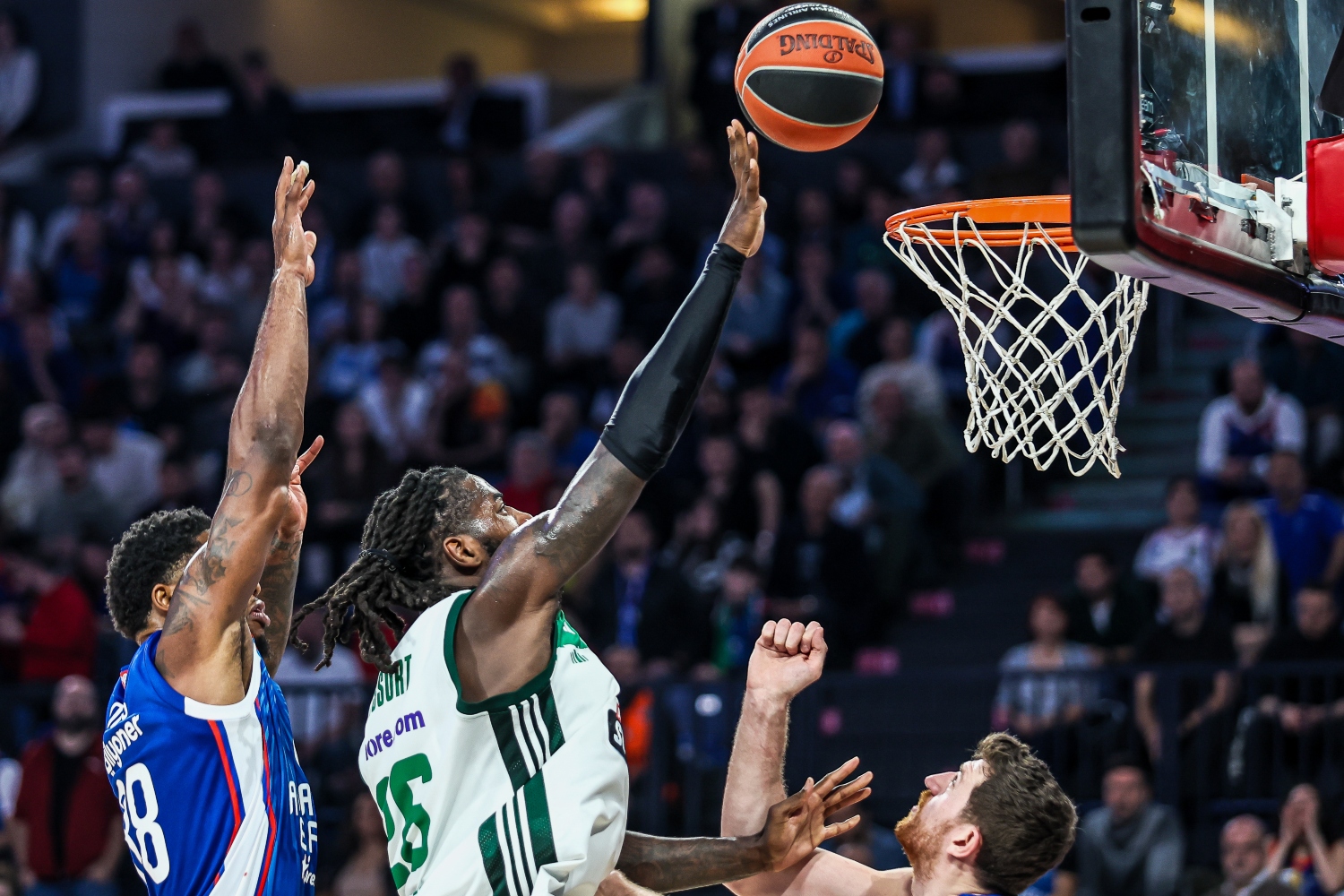 Euroleague: Το «τριφύλλι» ηττήθηκε σε ματς που κρίθηκε στο… νήμα [vid]