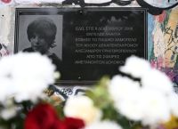 Δολοφονία Γρηγορόπουλου: Κόσμος προσέρχεται και αφήνει λουλούδια στο μνημείο στα Εξάρχεια [pics,vid]