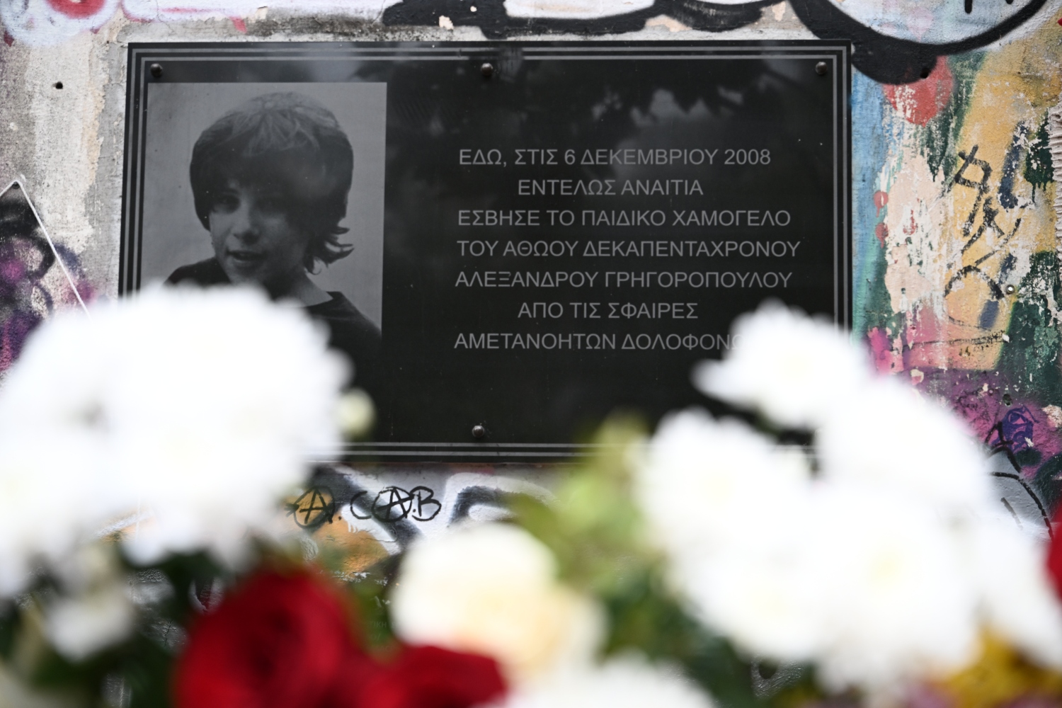 Δολοφονία Γρηγορόπουλου: Κόσμος προσέρχεται και αφήνει λουλούδια στο μνημείο στα Εξάρχεια [pics,vid]