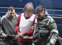 Στα δικαστήρια του Πειραιά ο 71χρονος που σκότωσε τη σύντροφό του στη Σαλαμίνα [vid]