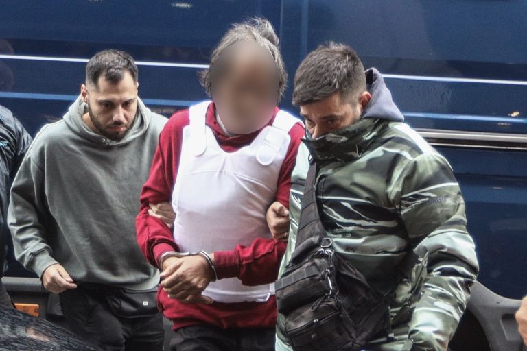 Στα δικαστήρια του Πειραιά ο 71χρονος που σκότωσε τη σύντροφό του στη Σαλαμίνα [vid]