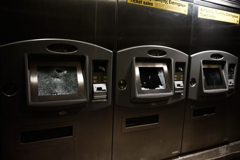 Αλέξανδρος Γρηγορόπουλος: Έσπασαν τα εκδοτήρια των εισιτηρίων στο μετρό [pics]