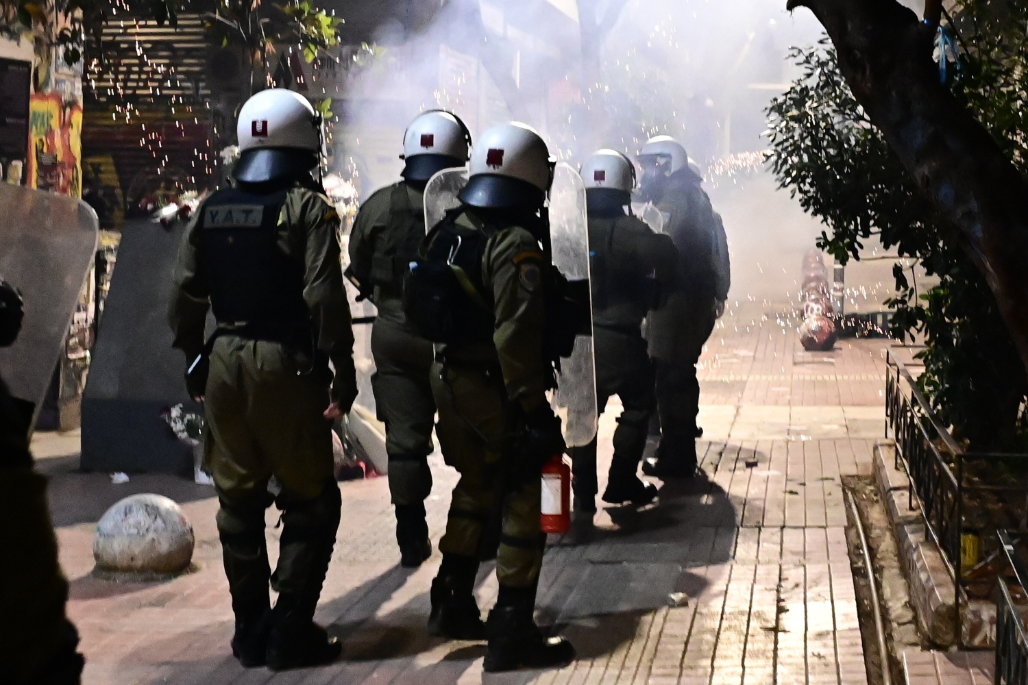 Επέτειος δολοφονίας Γρηγορόπουλου: Φωτιές και μολότοφ στα Εξάρχεια – Επεισόδια στη Θεσσαλονίκη