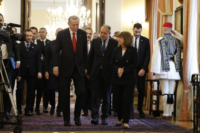 Ερντογάν στο προεδρικό μέγαρο: «Να μιλήσουμε βλέποντας το ποτήρι μισογεμάτο» [vid]