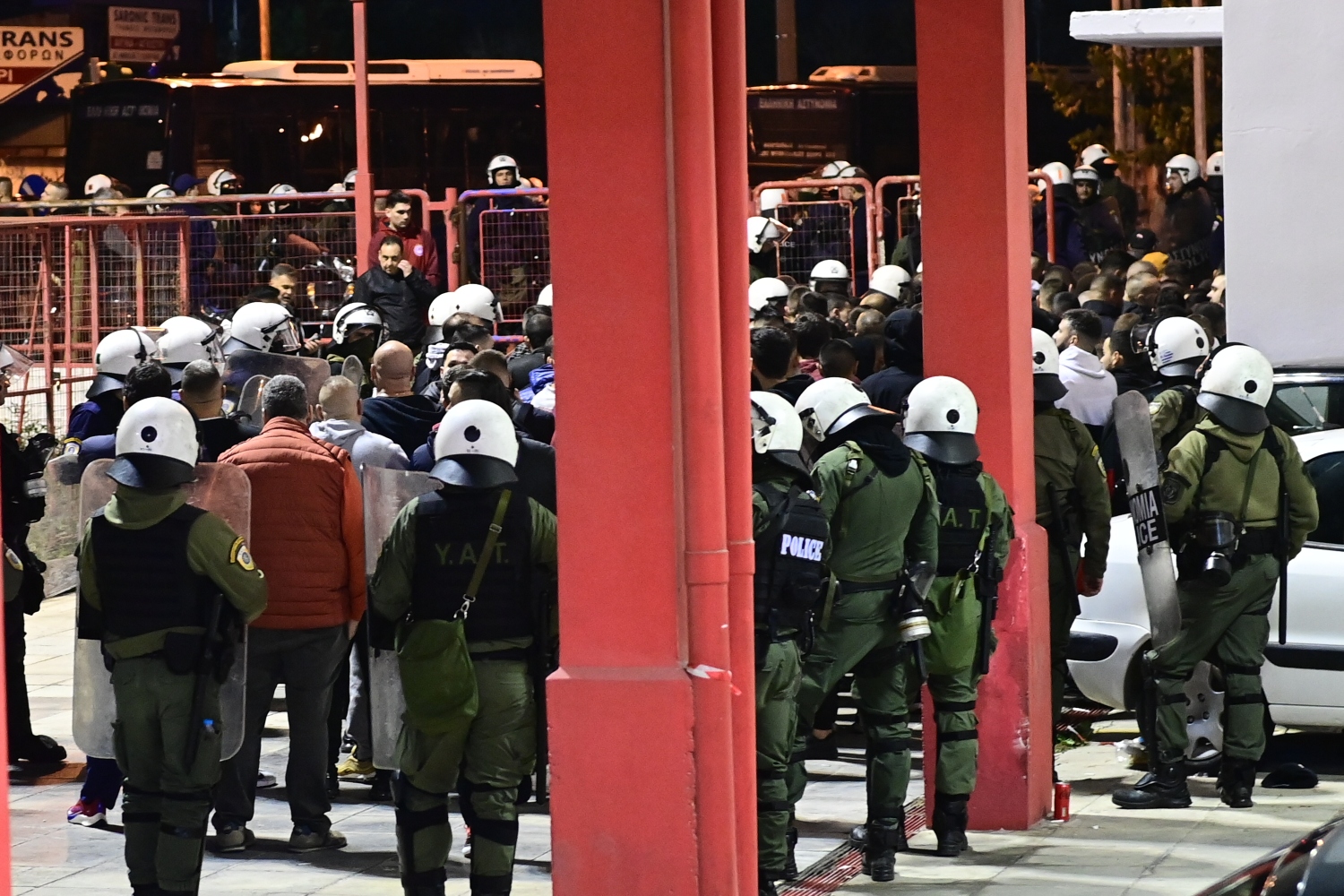 Σε προσαγωγές ατόμων προχώρησε η ΕΛ.ΑΣ από το κλειστό «Μελίνα Μερκούρη» [vid]