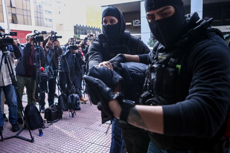 Η στιγμή που ο 18χρονος οδηγήθηκε στον εισαγγελέα – Με 7 κατηγορίες απολογείται [VID]