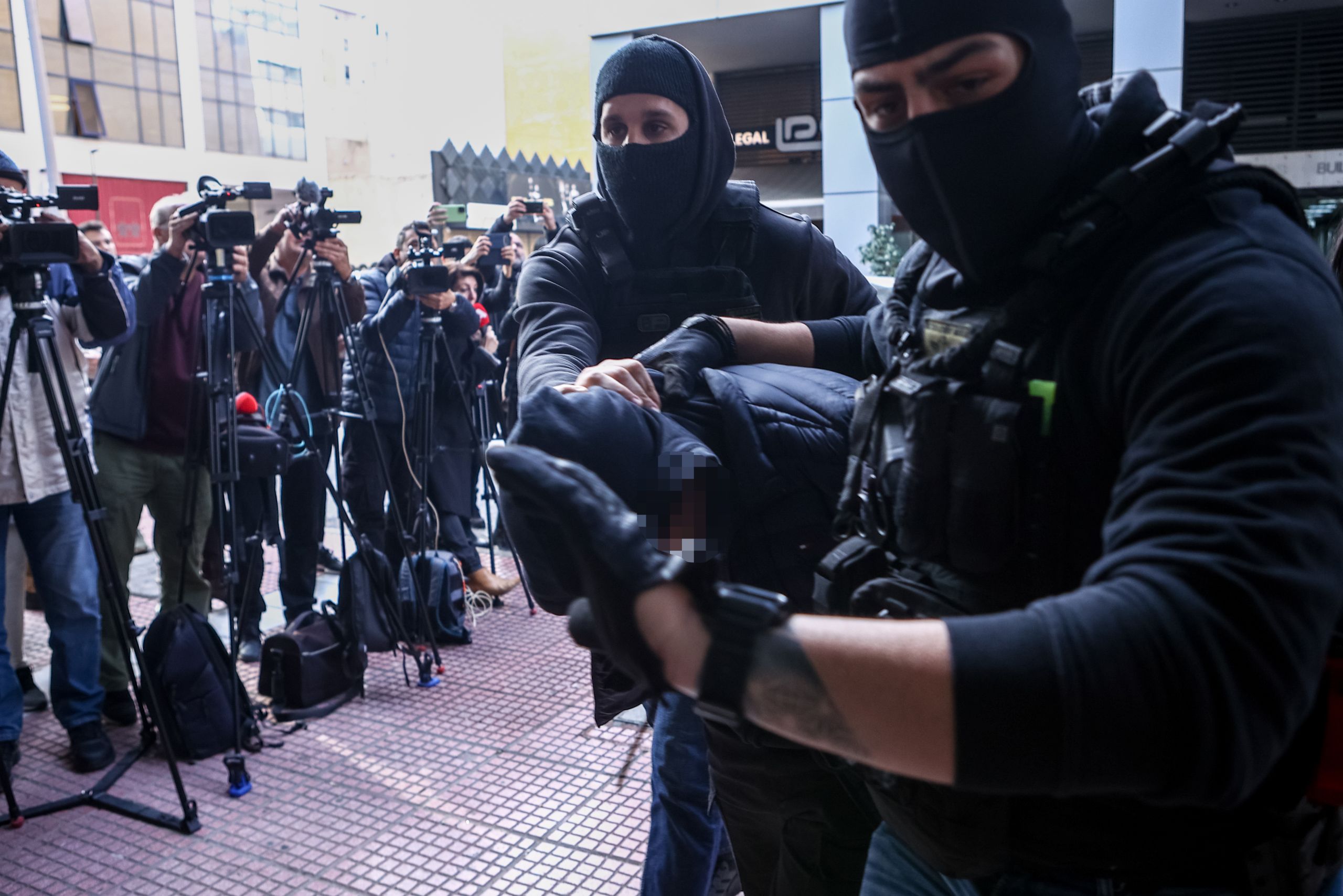 Η στιγμή που ο 18χρονος οδηγήθηκε στον εισαγγελέα – Με 7 κατηγορίες απολογείται [VID]