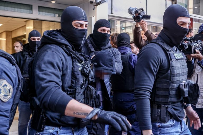 Προθεσμία πήρε ο 18χρονος που κατηγορείται για τη δολοφονική επίθεση στον αστυνομικό [vid]
