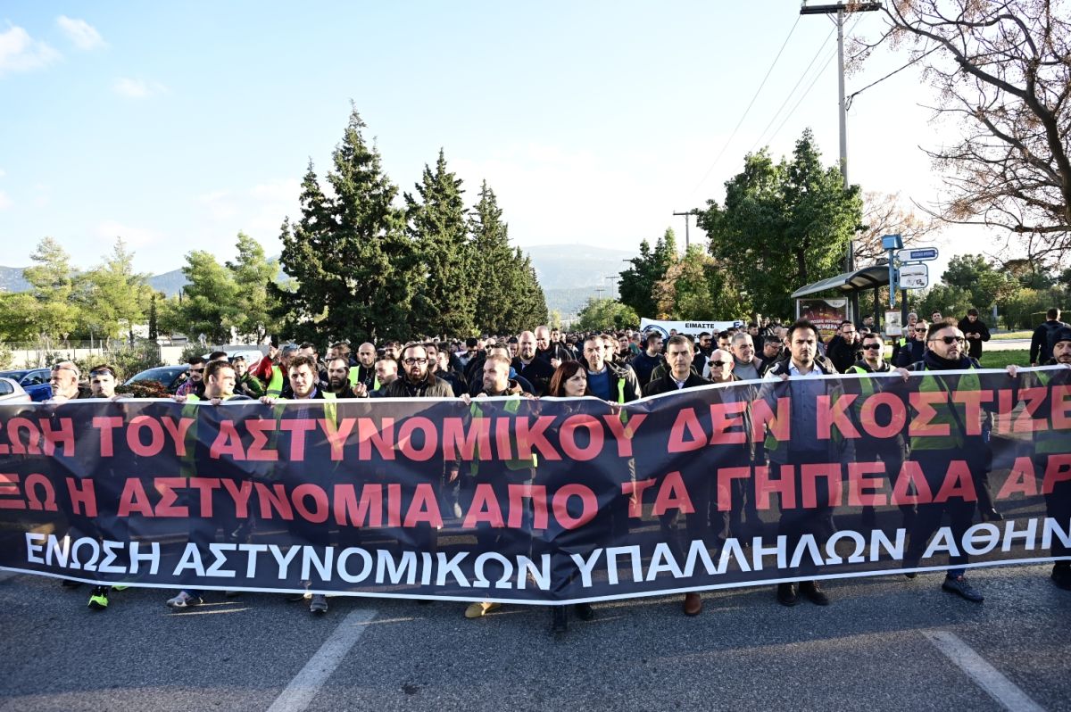 Πορεία διαμαρτυρίας των αστυνομικών για τον τραυματισμό του 31χρονου συναδέλφου τους [vid]