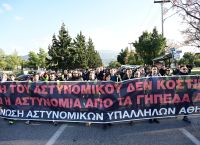 Πορεία διαμαρτυρίας των αστυνομικών για τον τραυματισμό του 31χρονου συναδέλφου τους [vid]
