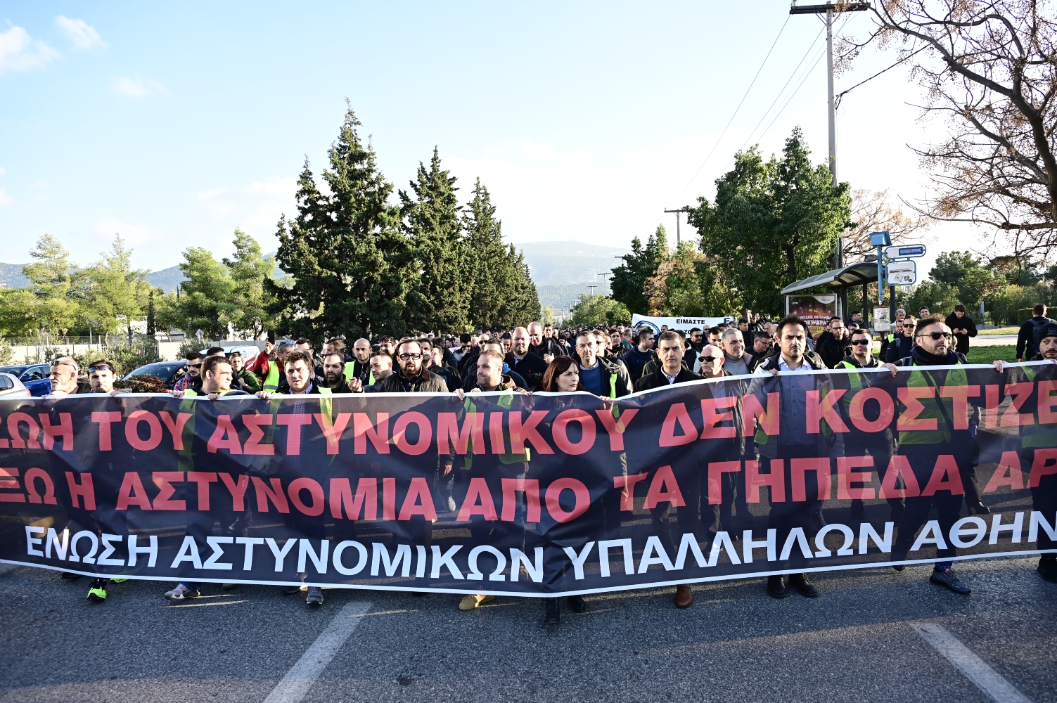 Πορεία διαμαρτυρίας των αστυνομικών για τον τραυματισμό του 31χρονου συναδέλφου τους [vid]
