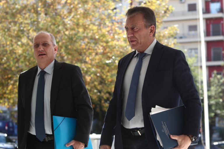 Φάκελο με 200 ονόματα χούλιγκαν κατέθεσαν Οικονόμου-Βρούτσης [vid]