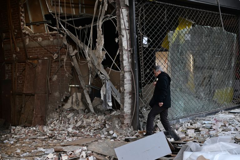 Έκρηξη Πειραιάς: Βομβαρδισμένο τοπίο το κέντρο μετά την έκρηξη βόμβας – Τι ψάχνει η ΕΛ.ΑΣ [vid]