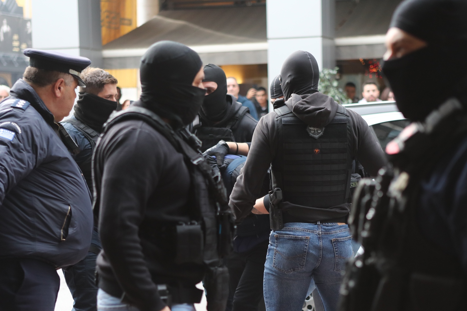 «Δεν ήξερα να χρησιμοποιώ φωτοβολίδα, ήθελα να την πετάξω ψηλά» – Τι είπε στον ανακριτή ο 18χρονος