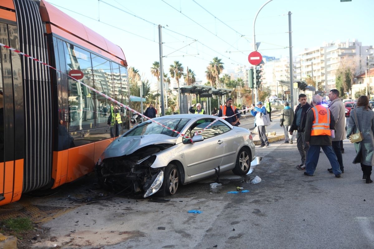 Σύγκρουση τραμ με αυτοκίνητο στο Παλαιό Φάληρο – Ένας νεκρός και ένας τραυματίας [vid]