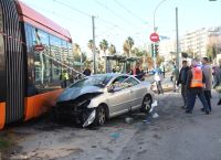 Σύγκρουση τραμ με αυτοκίνητο στο Παλαιό Φάληρο – Ένας νεκρός και ένας τραυματίας [vid]