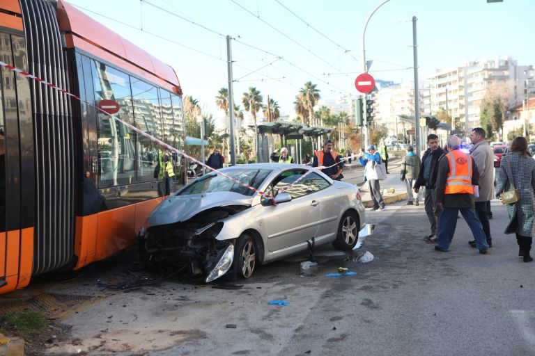 Σύγκρουση τραμ με αυτοκίνητο στο Παλαιό Φάληρο – Ένας νεκρός και ένας τραυματίας [vid]