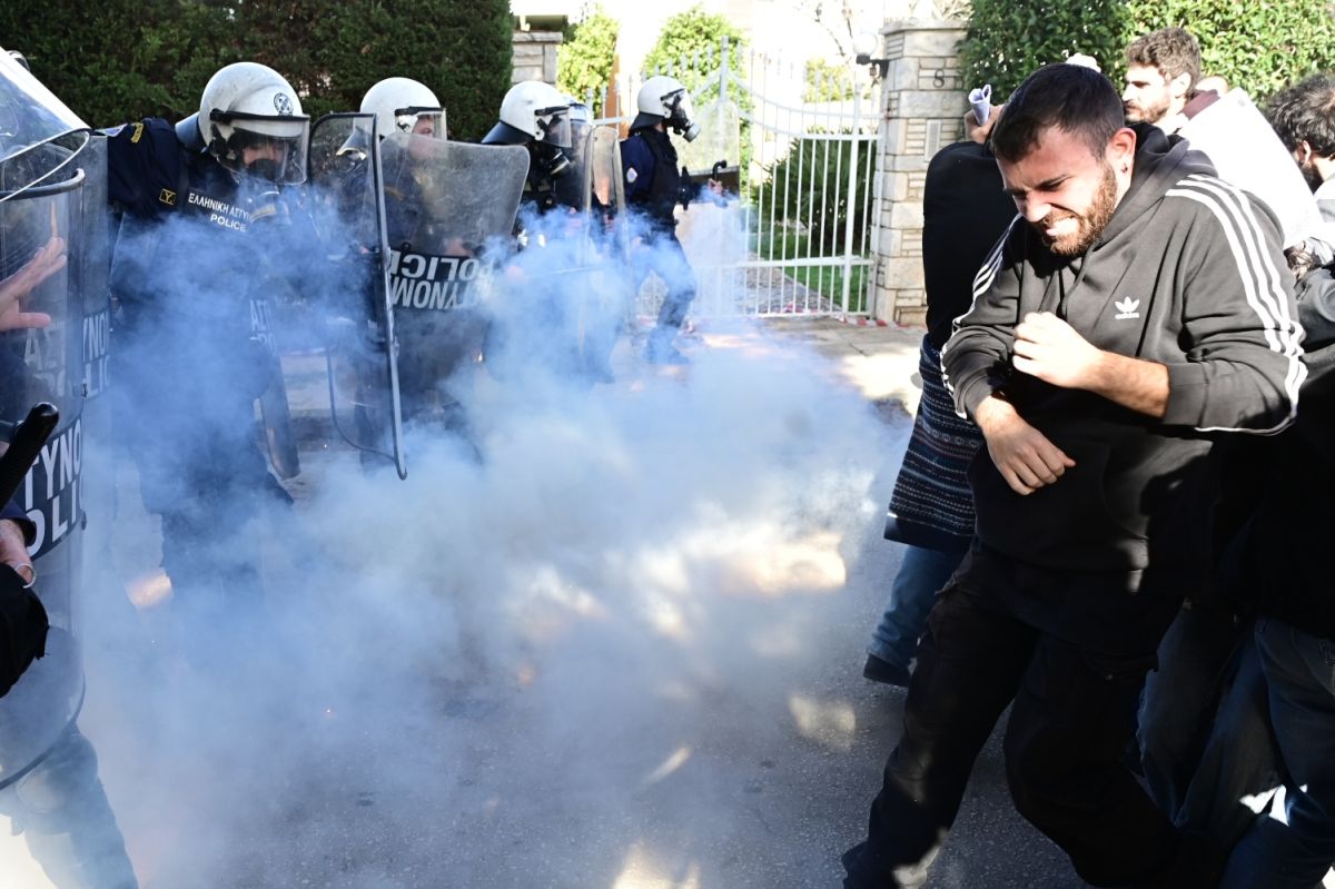 Ένταση στη συγκέντρωση φοιτητών έξω από τη Σύνοδο των πρυτάνεων στο Καβούρι