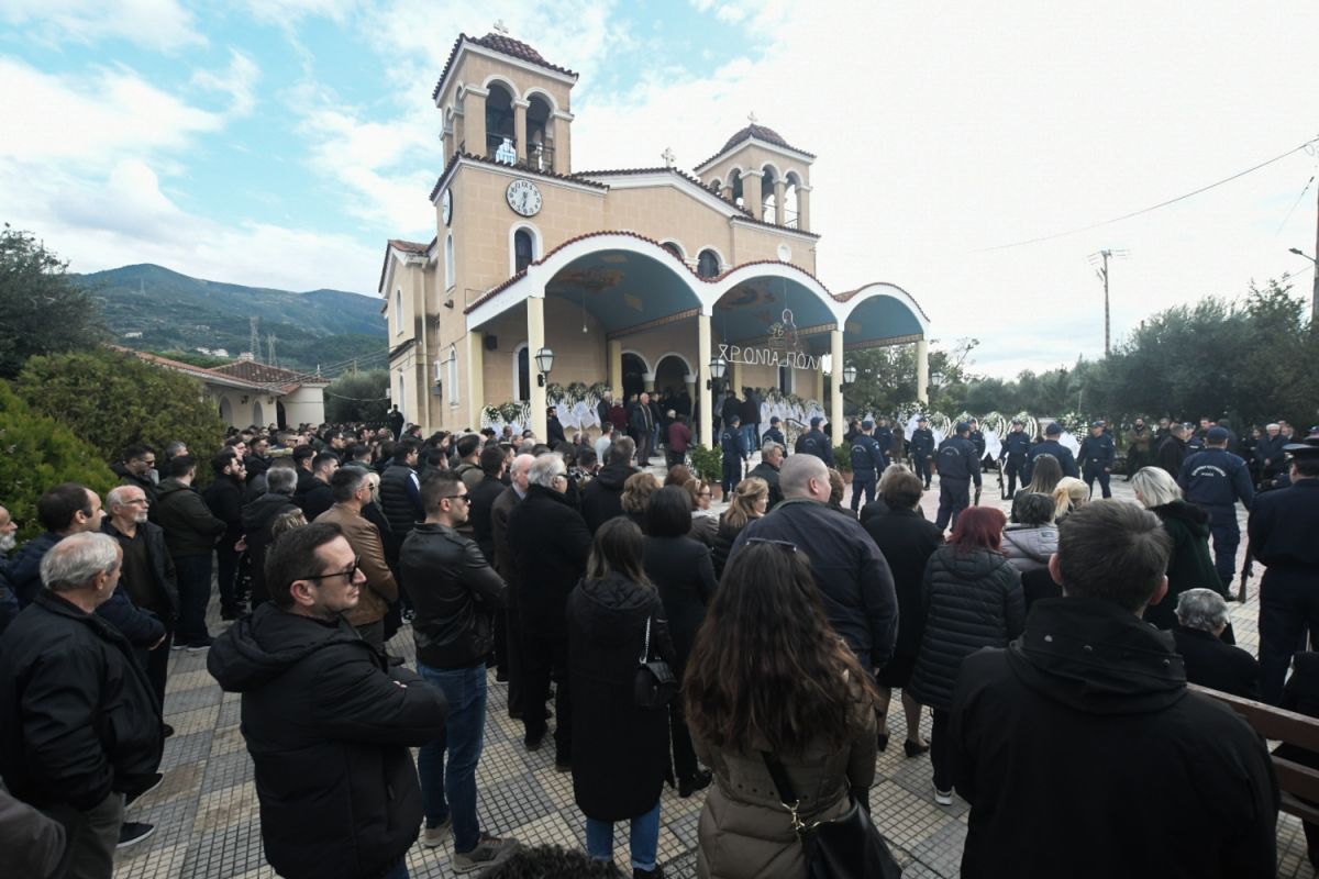 Πάτρα: Οδύνη στην κηδεία του 29χρονου αστυνομικού που σκοτώθηκε σε καταδίωξη [vid]