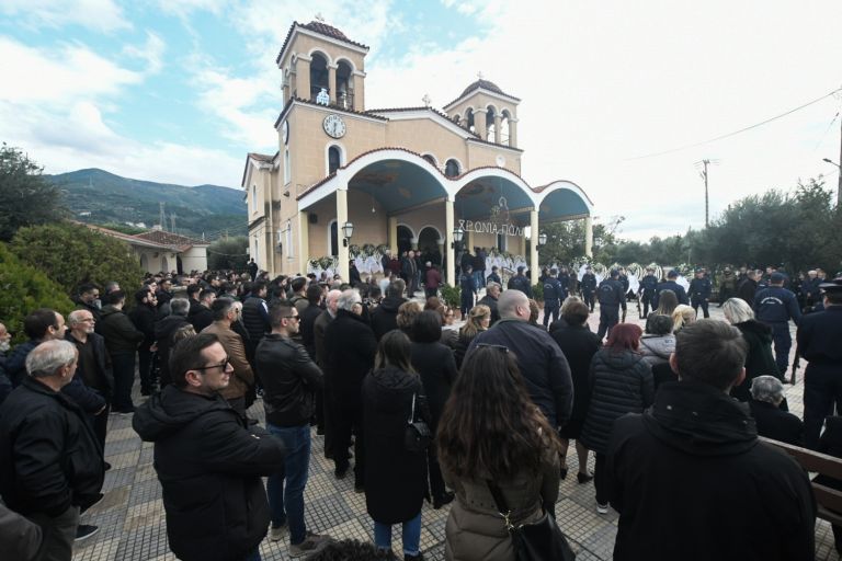 Πάτρα: Οδύνη στην κηδεία του 29χρονου αστυνομικού που σκοτώθηκε σε καταδίωξη [vid]