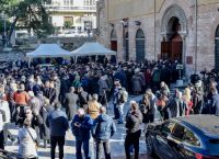 Με μπουζούκια, χειροκροτήματα και «Νύχτα Ξελογιάστρα» η Θεσσαλονίκη αποχαιρέτισε τον Βασίλη Καρρά
