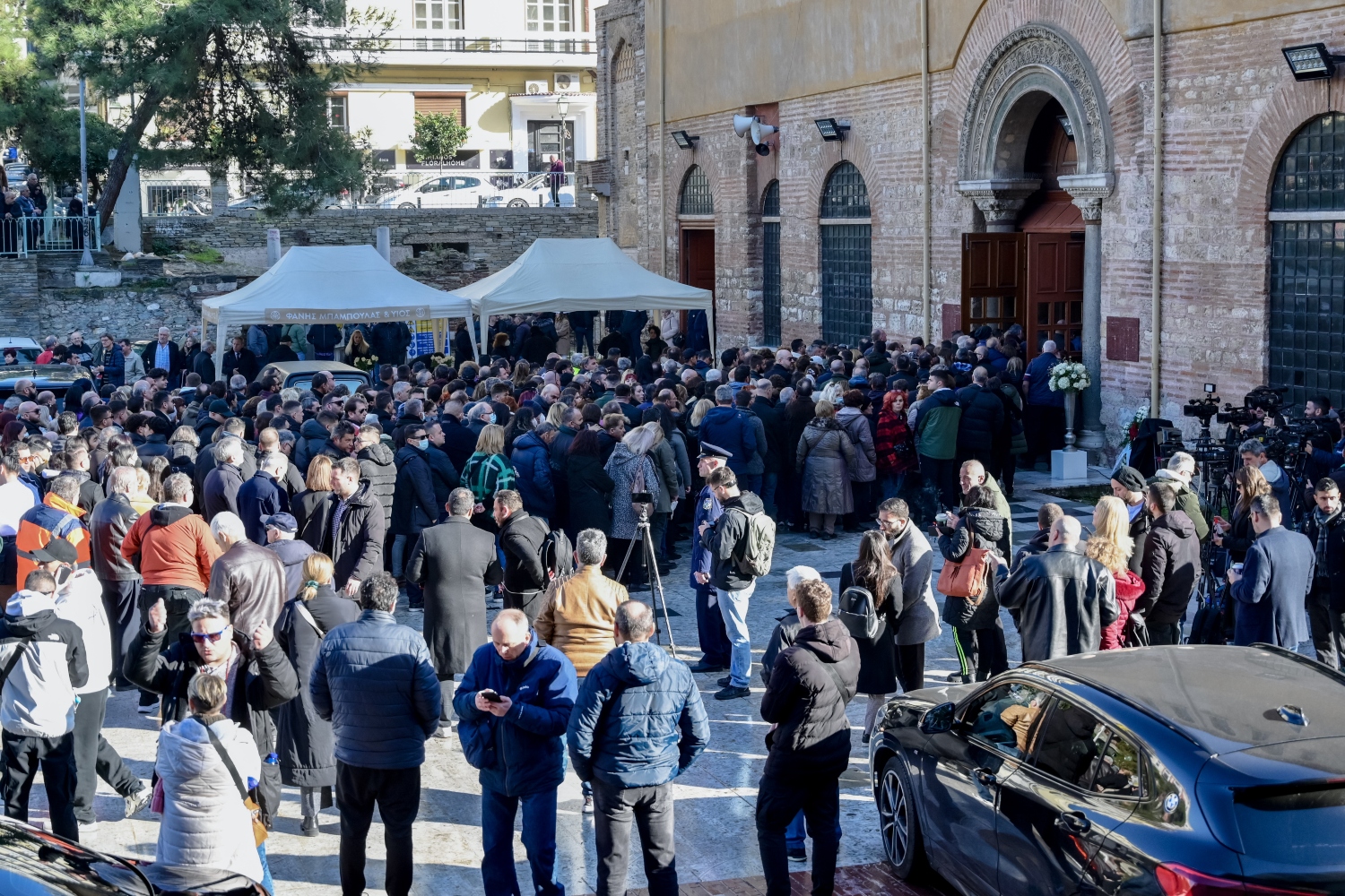 Με μπουζούκια, χειροκροτήματα και «Νύχτα Ξελογιάστρα» η Θεσσαλονίκη αποχαιρέτισε τον Βασίλη Καρρά