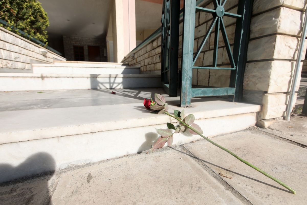 Νέα Σμύρνη: «Με χτύπησε πρώτος, είχα σπασμένο χέρι, άρπαξα το ψαλίδι και έγινε ό,τι έγινε» είπε ο 18χρονος