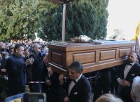 Βασίλης Καρράς: Πλήθος κόσμου στο τελευταίο αντίο για τον λαϊκό τραγουδιστή [vid]