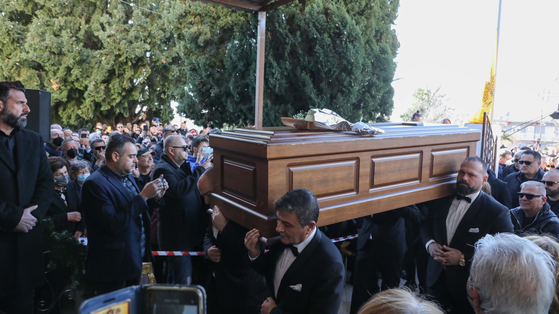 Βασίλης Καρράς: Πλήθος κόσμου στο τελευταίο αντίο για τον λαϊκό τραγουδιστή [vid]