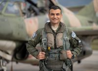 Πτώση αεροπλάνου: Σκηνές αρχαίας τραγωδίας στο πατρικό του 40χρονου επισμηναγού – “Θέλω το παιδί μου πίσω”